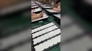 Guarda: Luci LED con struttura in alluminio - Vetrina costruita per durare all'aperto